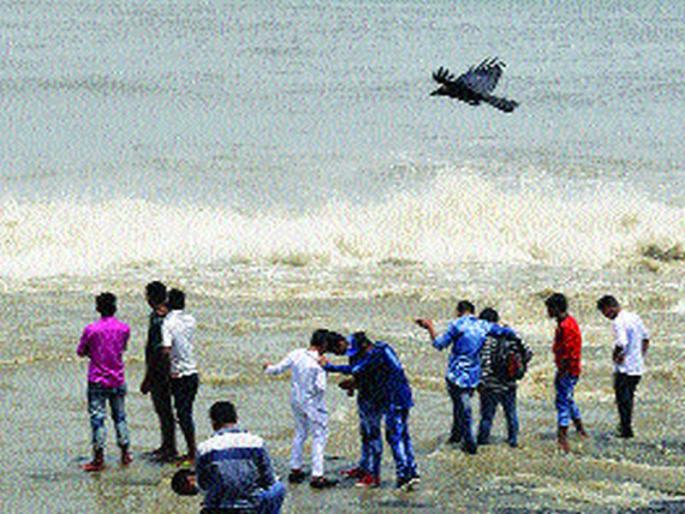 Mumbai and Chimba in 'Weekend' series | ‘वीकेण्ड’ सरींमध्ये मुंबईकर चिंब Mumbai and Chimba in 'Weekend' series | ‘वीकेण्ड’ सरींमध्ये मुंबईकर चिंब