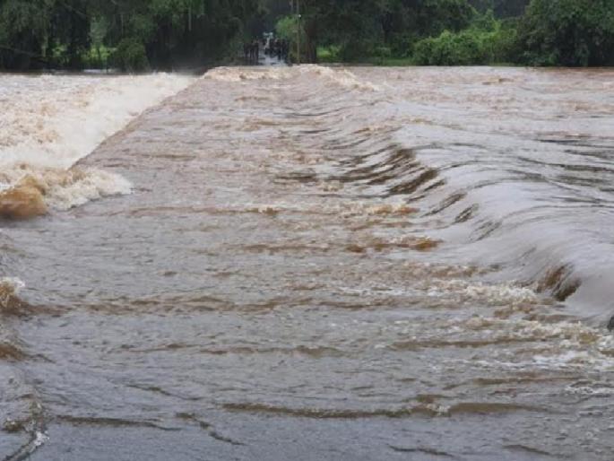 Heavy rain continues in Sindhudurg district; 63 Emigration of citizens | सिंधुदुर्ग जिल्ह्यात पावसाचा जोर कायम; ६३ नागरिकांचे स्थलांतर