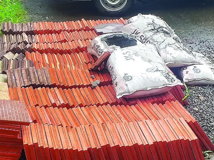 The construction materials got soaked in the rain and the funds were wasted | बांधकामाचे साहित्य पावसात भिजल्याने झाले खराब, निधी वाया The construction materials got soaked in the rain and the funds were wasted | बांधकामाचे साहित्य पावसात भिजल्याने झाले खराब, निधी वाया