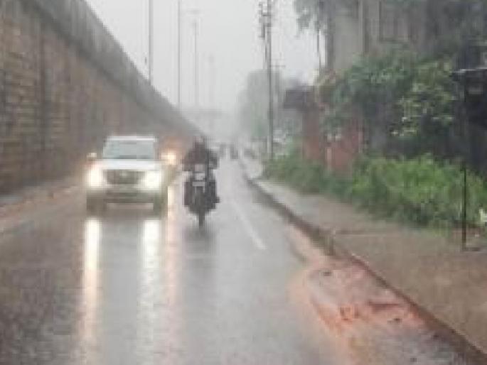 There has been less rainfall in Sindhudurg district for the last two days | सिंधुदुर्ग जिल्ह्यातील पावसाचा जोर ओसरला, महावितरणचे कर्मचारी डागडुजीच्या कामात व्यस्त There has been less rainfall in Sindhudurg district for the last two days | सिंधुदुर्ग जिल्ह्यातील पावसाचा जोर ओसरला, महावितरणचे कर्मचारी डागडुजीच्या कामात व्यस्त