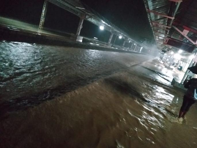 Railways did not reach Mumbai due to rain, hundreds of students' careers turned to 'waste' | पावसामुळे रेल्वे मुंबईपर्यंत गेल्याच नाहीत, शेकडो विद्यार्थ्यांच्या करिअरवरच फेरले ‘पाणी’ Railways did not reach Mumbai due to rain, hundreds of students' careers turned to 'waste' | पावसामुळे रेल्वे मुंबईपर्यंत गेल्याच नाहीत, शेकडो विद्यार्थ्यांच्या करिअरवरच फेरले ‘पाणी’