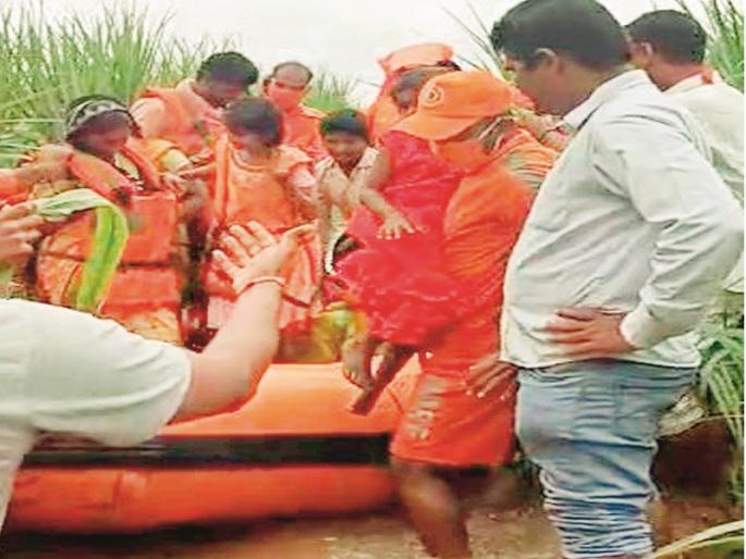 An NDRF team rescued 130 people from the floods | एनडीआरएफच्या पथकाने पुरातून १३० जणांना बाहेर काढले An NDRF team rescued 130 people from the floods | एनडीआरएफच्या पथकाने पुरातून १३० जणांना बाहेर काढले