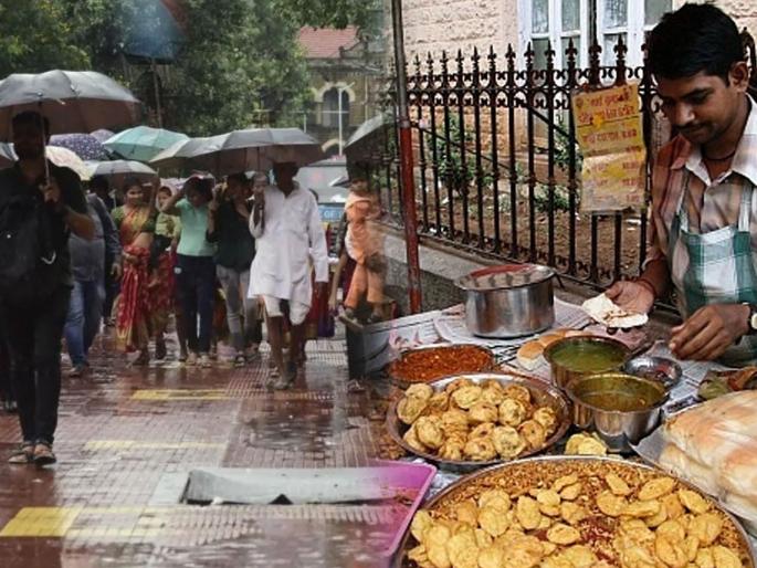 Eating samosas and vada pav can be harmful during monsoons; Risk of diseases | सावधान! पावसाळ्यात समोसा, वडापाव खाणं पडू शकतं महागात; 'या' आजारांचा सर्वाधिक धोका