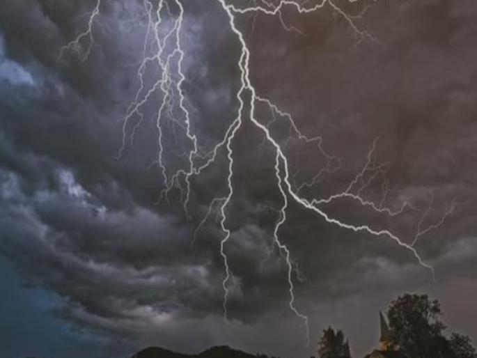 Shocking event! 3 women fainted, one died due to the sound of lightning | धक्कादायक घटना! चक्क वीज पडल्याच्या आवाजाने ३ महिला बेशुद्ध, एकीचा मृत्यू Shocking event! 3 women fainted, one died due to the sound of lightning | धक्कादायक घटना! चक्क वीज पडल्याच्या आवाजाने ३ महिला बेशुद्ध, एकीचा मृत्यू