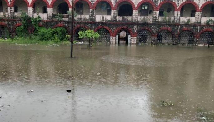 Mayo hospital students night in rain water | मेयो रुग्णालयाच्या विद्यार्थ्यांची रात्र पाण्यात