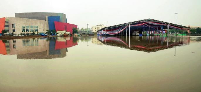 Stagnant water in Nagpur city: Citizens' panic | नागपूर शहरात ठिकठिकाणी तुंबले पाणी : नागरिकांची तारांबळ Stagnant water in Nagpur city: Citizens' panic | नागपूर शहरात ठिकठिकाणी तुंबले पाणी : नागरिकांची तारांबळ