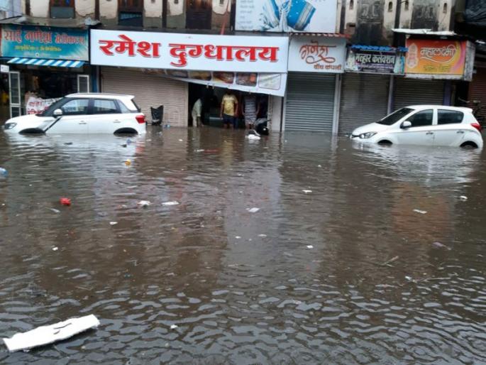 Businessmen rushed to the shops on Dahipula due to water intrusion | दहीपुल भागातील दुकानांमध्ये शिरले पावसाचे पाणी ; व्यावसायिकांचे मोठे नूकसान Businessmen rushed to the shops on Dahipula due to water intrusion | दहीपुल भागातील दुकानांमध्ये शिरले पावसाचे पाणी ; व्यावसायिकांचे मोठे नूकसान