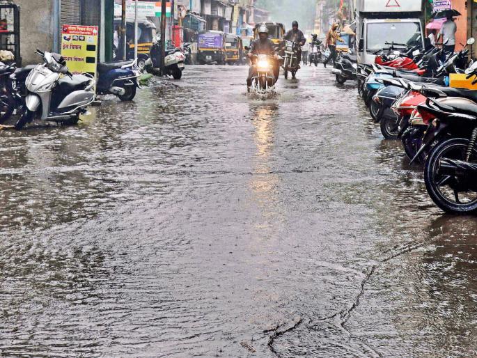 Pimpari-chinchwad Rain showers in the city water accumulated on the road | Pimpari-chinchwad : शहरात पावसाच्या सरी; रस्त्यांवर पाणी साचले; वाकड, हिंजवडी मार्गावर वाहतुकी कोंडी