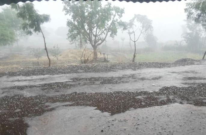 Heavy rain in Sangewadi, Nazare, Hatid area of Sangola taluka | सांगोला तालुक्यातील संगेवाडी, नाझरे, हातीद परिसरात जोरदार पाऊस Heavy rain in Sangewadi, Nazare, Hatid area of Sangola taluka | सांगोला तालुक्यातील संगेवाडी, नाझरे, हातीद परिसरात जोरदार पाऊस