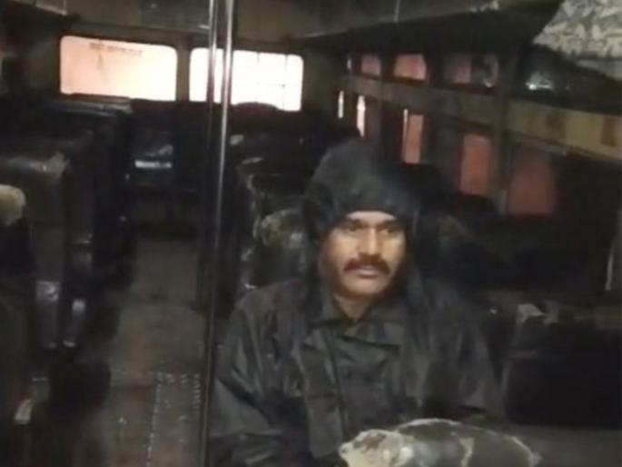 The driver and conductor spent the night wearing raincoats due to the leaky bus | Video - गळक्या बसमुळे चालक व वाहकाने रेनकोट घालून काढली रात्र The driver and conductor spent the night wearing raincoats due to the leaky bus | Video - गळक्या बसमुळे चालक व वाहकाने रेनकोट घालून काढली रात्र