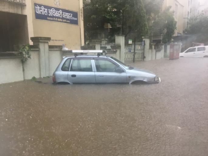 The condition of the vehicles on the roads is like the flood victims | जलमय रस्त्यांवरच्या वाहनांची स्थितीही झाली पूरग्रस्तांसारखी The condition of the vehicles on the roads is like the flood victims | जलमय रस्त्यांवरच्या वाहनांची स्थितीही झाली पूरग्रस्तांसारखी