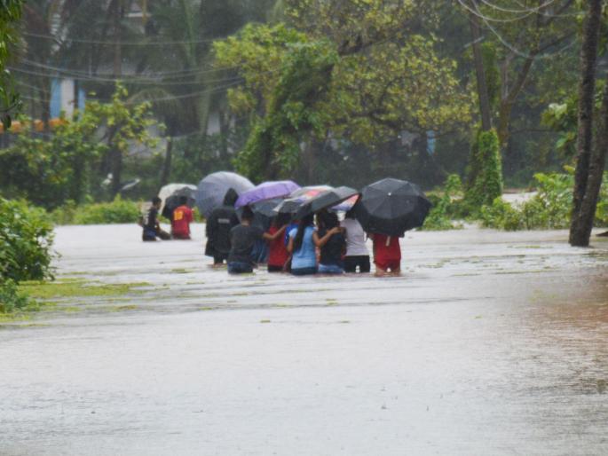 Due to the rain, the traffic between Goa and Bangalore was halted for 15 hours | पावसामुळे गोवा-बंगळुरूदरम्यानची वाहतूक 15 तास रखडली Due to the rain, the traffic between Goa and Bangalore was halted for 15 hours | पावसामुळे गोवा-बंगळुरूदरम्यानची वाहतूक 15 तास रखडली