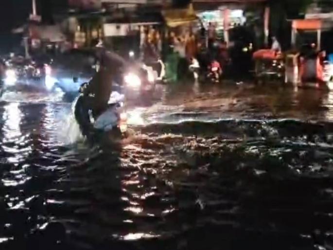 Heavy rains accompanied by strong winds lashed Kolhapur district, bringing relief to citizens affected by the heatwave | कोल्हापूर जिल्ह्यात वादळी वाऱ्यासह वळीव पावसाचा दणका, उकाड्याने हैराण झालेल्या नागरिकांना दिलासा Heavy rains accompanied by strong winds lashed Kolhapur district, bringing relief to citizens affected by the heatwave | कोल्हापूर जिल्ह्यात वादळी वाऱ्यासह वळीव पावसाचा दणका, उकाड्याने हैराण झालेल्या नागरिकांना दिलासा
