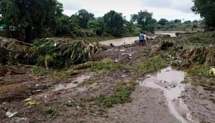 Heavy rains in eight circles in Buldana district | बुलडाणा जिल्ह्यातील आठ मंडळांमध्ये अतिवृष्टी; जवळा येथे एकाचा मृत्यू