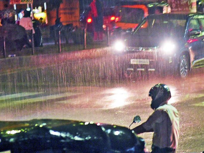 The first hurricane; The night of thousands of Nagpurkars in darkness | पहिल्याच वादळी पावसाचा फटका; हजारो नागपूरकरांची रात्र अंधारात The first hurricane; The night of thousands of Nagpurkars in darkness | पहिल्याच वादळी पावसाचा फटका; हजारो नागपूरकरांची रात्र अंधारात