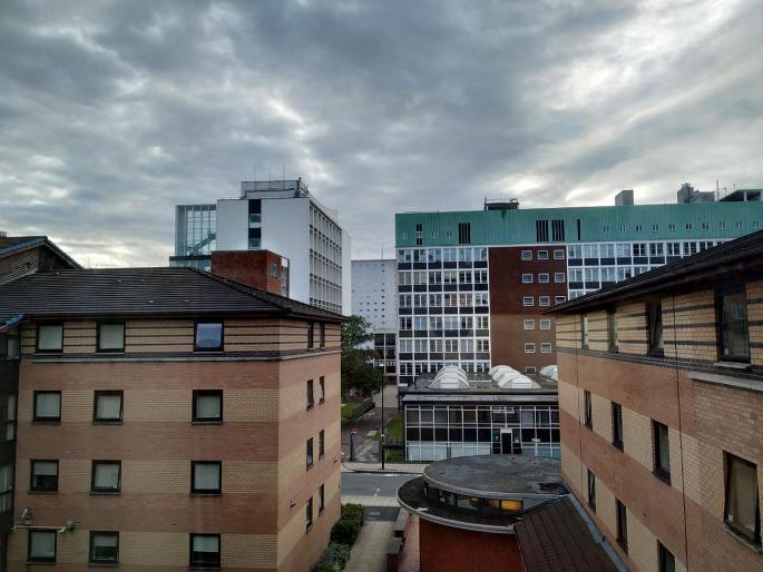 India Vs Pakistan, ICC World Cup 2019, Latest News : Positive update: It's cloudy at the moment. But not raining in  Manchester | India Vs Pakistan, Latest News: मँचेस्टरमधील वातावरणाबाबत अपडेट; भारत-पाक सामना होणार?  