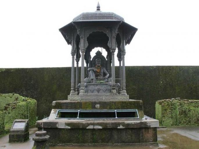 Shiv Jayanti : know intresting facts about raigad fort of hindavi swarajya | सह्याद्रीच्या कुशीत दिमाखात उभा असलेला किल्ले रायगड!