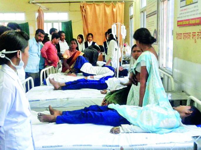 Fifteen students suddenly suspect in Raipur, Buldana district | बुलडाणा जिल्ह्यातील रायपूर येथे पंधरा विद्यार्थ्यांना अचानक ग्लानी Fifteen students suddenly suspect in Raipur, Buldana district | बुलडाणा जिल्ह्यातील रायपूर येथे पंधरा विद्यार्थ्यांना अचानक ग्लानी