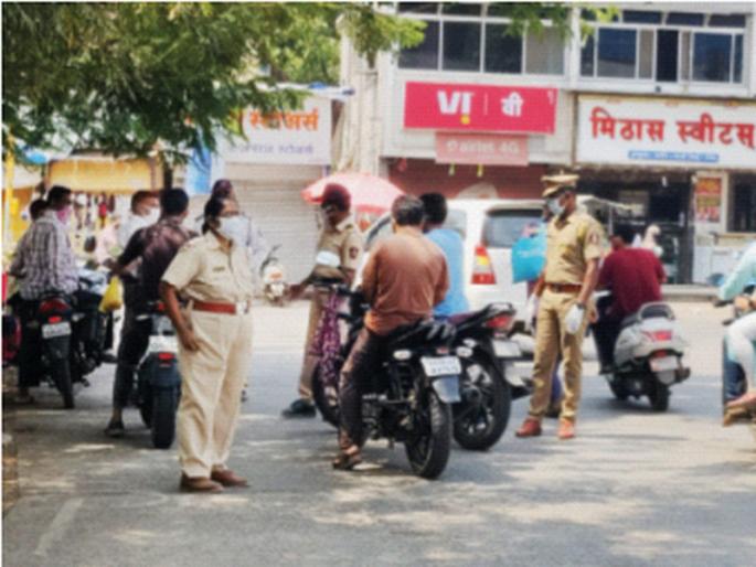 No entry in Raigad district without e-pass | ई-पास नसल्यास रायगड जिल्ह्यामध्ये नो-एन्ट्री; येणाऱ्यांची पोलीस करतात तपासणी No entry in Raigad district without e-pass | ई-पास नसल्यास रायगड जिल्ह्यामध्ये नो-एन्ट्री; येणाऱ्यांची पोलीस करतात तपासणी