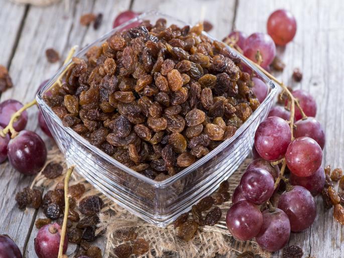 Eating raisins or kishmish in empty stomach in the morning will be healthy | सकाळी रिकाम्यापोटी मनुके खा; आरोग्यासाठी होतात अनेक फायदे! Eating raisins or kishmish in empty stomach in the morning will be healthy | सकाळी रिकाम्यापोटी मनुके खा; आरोग्यासाठी होतात अनेक फायदे!