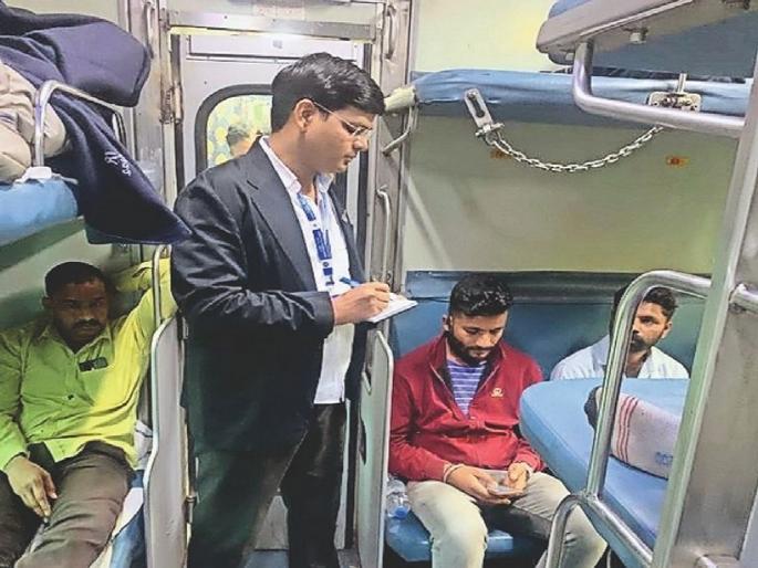 Indian Railways four TTE collected fine of 4 crores from 52 thousand ticketless passengers | चार टीटीईंनी भरली रेल्वेची तिजोरी; 52 हजार विना तिकीट प्रवाशांकडून 4 कोटींचा दंड वसूल Indian Railways four TTE collected fine of 4 crores from 52 thousand ticketless passengers | चार टीटीईंनी भरली रेल्वेची तिजोरी; 52 हजार विना तिकीट प्रवाशांकडून 4 कोटींचा दंड वसूल