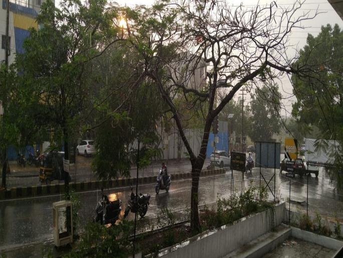 Heavy unseasonal rain battered Solapur with lightning | विजेच्या कडकडाटासह सोलापुरात अवकाळी पावसाची जोरदार बॅटिंग Heavy unseasonal rain battered Solapur with lightning | विजेच्या कडकडाटासह सोलापुरात अवकाळी पावसाची जोरदार बॅटिंग