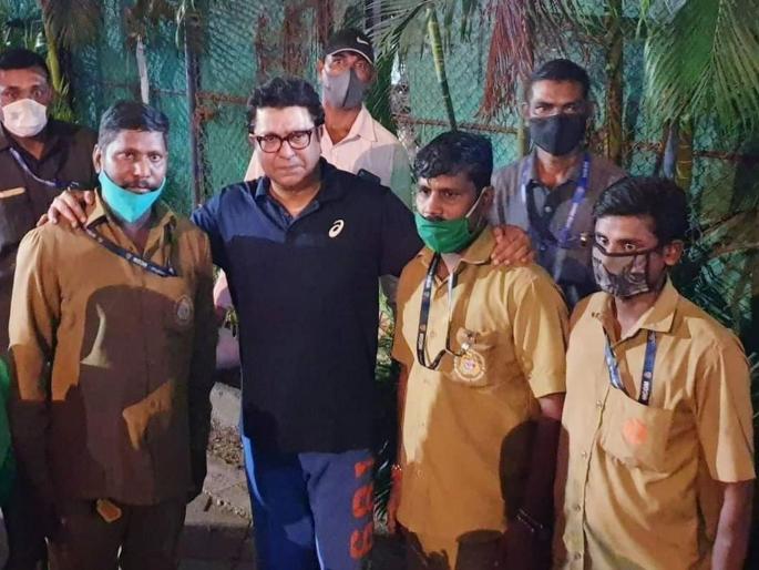 mns chief raj thackeray clicks photo with sweeper staff of bmc | सफाई कर्मचाऱ्यांची 'मनसे' इच्छा पूर्ण; राज ठाकरेंनी काढला फोटो mns chief raj thackeray clicks photo with sweeper staff of bmc | सफाई कर्मचाऱ्यांची 'मनसे' इच्छा पूर्ण; राज ठाकरेंनी काढला फोटो