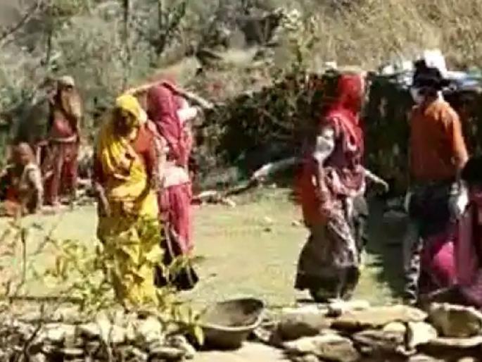 women threw stones on medical team gone for covid 19 test | अंगात आलंया! कोविड टीम येताच महिलांच्या अंगात आत्मा संचारला; थयाथया नाचू लागल्या women threw stones on medical team gone for covid 19 test | अंगात आलंया! कोविड टीम येताच महिलांच्या अंगात आत्मा संचारला; थयाथया नाचू लागल्या