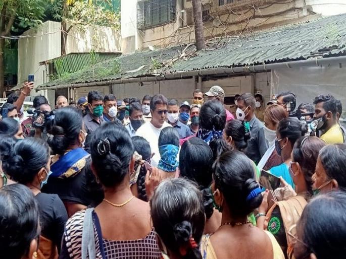 fisher women meets mns chief raj thackeray against outsider fish sellers | 'राजसाहेब, त्या बेकायदा मासेविक्रेत्यांना हटवा', कोळी महिलांनी घेतली राज ठाकरेंची भेट fisher women meets mns chief raj thackeray against outsider fish sellers | 'राजसाहेब, त्या बेकायदा मासेविक्रेत्यांना हटवा', कोळी महिलांनी घेतली राज ठाकरेंची भेट