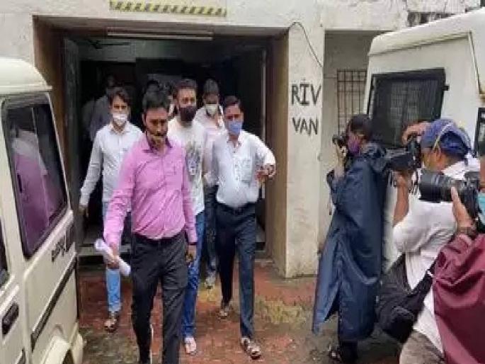 Raj Kundra Pornography Case: Crime Branch team arrives at Shilpa Shetty's bungalow with Raj Kundra; The searching started | Raj Kundra Pornography Case : राज कुंद्राला घेऊन गुन्हे शाखेचे पथक पोहचले शिल्पा शेट्टीच्या बंगल्यावर; झाडाझडती सुरु