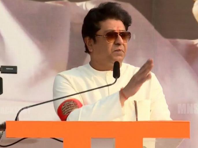 MNS posted Banners outside CM Resident 'Matoshree' against Bangladesh & Pakistani intruders pnm | घुसखोरांविरोधात मनसेचा आक्रमक पवित्रा; 'मातोश्री'च्या बाहेर झळकले पोस्टर्स  