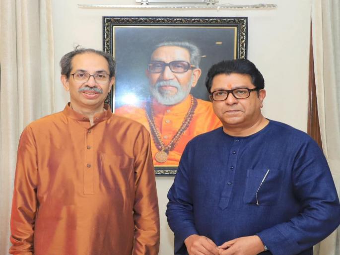 mns chief raj thackeray reach at matoshree to wish uddhav thackeray birthday and talks of reunion begun again | राज ठाकरे 'मातोश्री'वर, पुन्हा मनोमिलनाची चर्चा; दोन्ही भावांची गळाभेट, वीस मिनिटे संवाद mns chief raj thackeray reach at matoshree to wish uddhav thackeray birthday and talks of reunion begun again | राज ठाकरे 'मातोश्री'वर, पुन्हा मनोमिलनाची चर्चा; दोन्ही भावांची गळाभेट, वीस मिनिटे संवाद