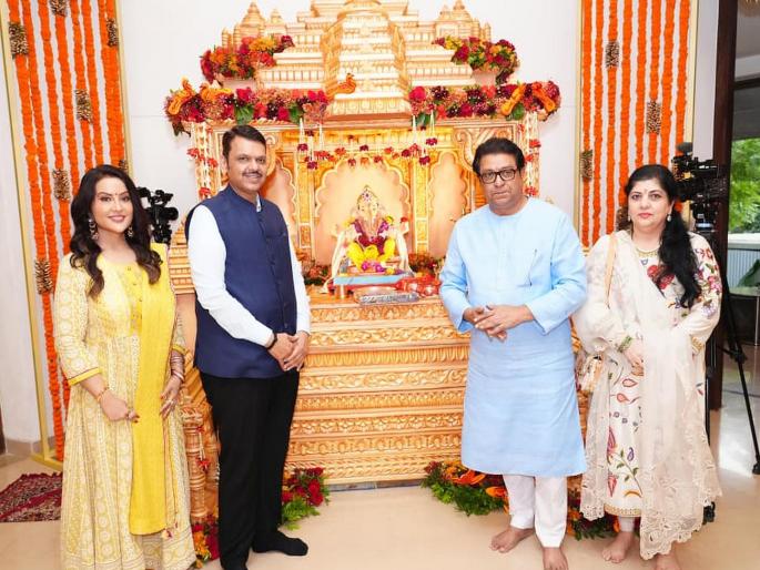 Raj Thackeray at Varsha bungalow as soon as Maratha agitation ends; had darshan of Ganpati, welcomed by Chief Minister Devendra Fadanvis | मराठा आंदोलन संपताच राज ठाकरे वर्षा बंगल्यावर; घेतले गणपतीचे दर्शन, मुख्यमंत्र्यांकडून स्वागत Raj Thackeray at Varsha bungalow as soon as Maratha agitation ends; had darshan of Ganpati, welcomed by Chief Minister Devendra Fadanvis | मराठा आंदोलन संपताच राज ठाकरे वर्षा बंगल्यावर; घेतले गणपतीचे दर्शन, मुख्यमंत्र्यांकडून स्वागत