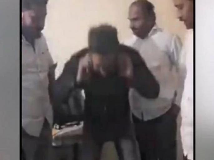 Youth who criticized Raj Thackeray on facebook Punishment by MNS Workers in pune | VIDEO: राज ठाकरेंवर टीका करणाऱ्याला काढायला लावल्या उठाबशा Youth who criticized Raj Thackeray on facebook Punishment by MNS Workers in pune | VIDEO: राज ठाकरेंवर टीका करणाऱ्याला काढायला लावल्या उठाबशा