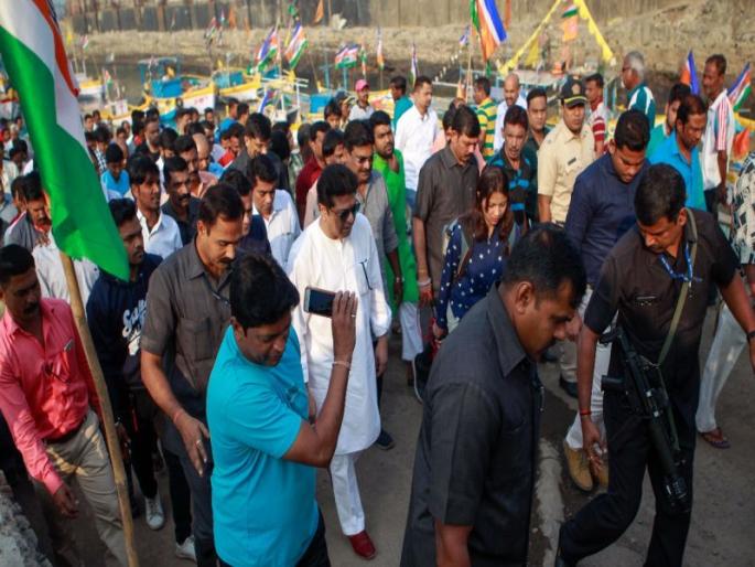 Mumbai : coastal road project ; Raj Thackeray met fishermen in worli | कोस्टल रोडवरुन शिवसेना-मनसे आमनेसामने; राज ठाकरे कोळी बांधवांच्या भेटीला Mumbai : coastal road project ; Raj Thackeray met fishermen in worli | कोस्टल रोडवरुन शिवसेना-मनसे आमनेसामने; राज ठाकरे कोळी बांधवांच्या भेटीला