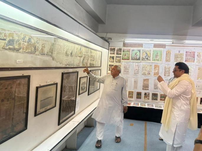 A brick from an old terrace in Ayodhya in the Indian Historical Research Council; Raj Thackeray gave a gift | अयोध्येतील जुन्या ढाच्याची एक वीट भारत इतिहास संशोधन मंडळात; राज ठाकरेंनी दिली भेट A brick from an old terrace in Ayodhya in the Indian Historical Research Council; Raj Thackeray gave a gift | अयोध्येतील जुन्या ढाच्याची एक वीट भारत इतिहास संशोधन मंडळात; राज ठाकरेंनी दिली भेट