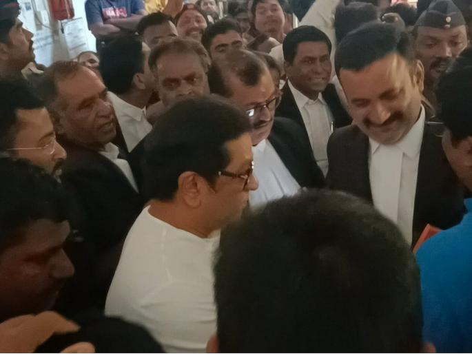 Raj Thackeray appears in Parli court; Cancellation of arrest warrant with penalty | राज ठाकरे परळी कोर्टात हजर; ५०० रुपयांचा दंड आकारुन अजामीनपात्र अटक वॉरंट रद्द Raj Thackeray appears in Parli court; Cancellation of arrest warrant with penalty | राज ठाकरे परळी कोर्टात हजर; ५०० रुपयांचा दंड आकारुन अजामीनपात्र अटक वॉरंट रद्द