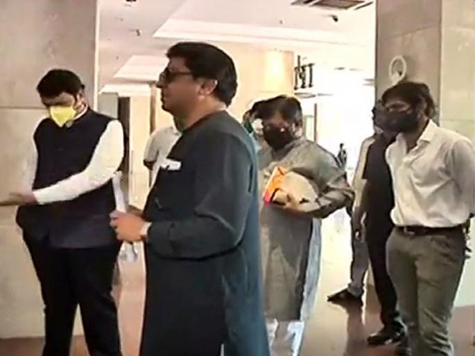coronavirus marathi news mns chief raj thackeray reaches mantralaya without face mask kkg | CoronaVirus News: मुख्यमंत्र्यांनी बोलावलेल्या बैठकीला मास्कशिवाय पोहोचले राज ठाकरे coronavirus marathi news mns chief raj thackeray reaches mantralaya without face mask kkg | CoronaVirus News: मुख्यमंत्र्यांनी बोलावलेल्या बैठकीला मास्कशिवाय पोहोचले राज ठाकरे