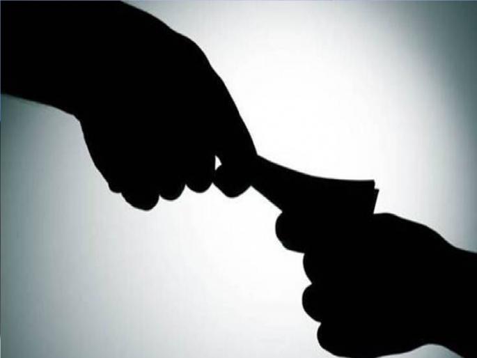 Demand for bribe to change name on assessment, gramsevak of Parule arrested | रत्नागिरी: असेसमेंटवर नाव बदलण्यासाठी लाचेची मागणी, परुळेच्या ग्रामसेवकास रंगेहात अटक Demand for bribe to change name on assessment, gramsevak of Parule arrested | रत्नागिरी: असेसमेंटवर नाव बदलण्यासाठी लाचेची मागणी, परुळेच्या ग्रामसेवकास रंगेहात अटक