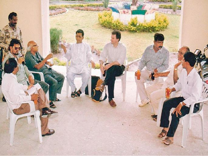 The rebel scholar who is constantly in the clutches of books ... Raja Dhale | निरंतर ग्रंथांच्या गराड्यात राहणारे विद्रोही विद्वान...राजा ढाले