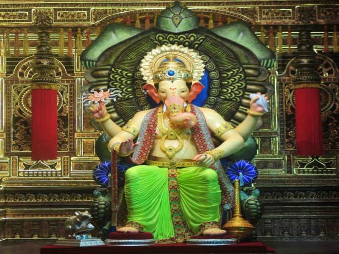 This time, on the influence of the King of Lalbagh, this year, the first public meeting of the Bapas | लालबागच्या राजाच्या प्रभावळीवर यंदा कासवाची आरास, बाप्पाच्या प्रथम मुखदर्शनासाठी भक्तांची गर्दी This time, on the influence of the King of Lalbagh, this year, the first public meeting of the Bapas | लालबागच्या राजाच्या प्रभावळीवर यंदा कासवाची आरास, बाप्पाच्या प्रथम मुखदर्शनासाठी भक्तांची गर्दी