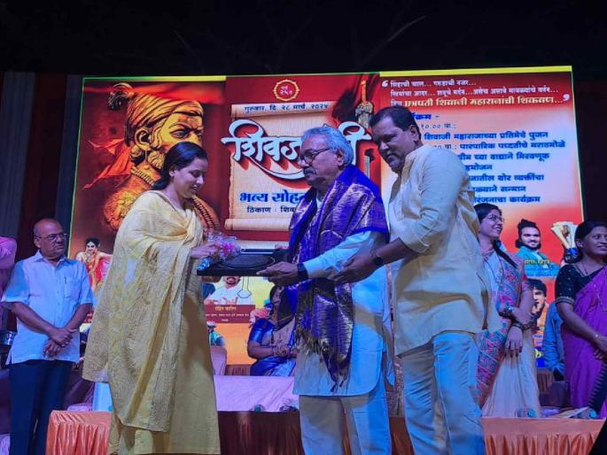 Apply enough urea fertilizer, then the crop will grow in June!- Raja Keni's difficult expression | युरिया खताचा तेवढा मारा करा, मग जून महिन्यात बहरेल पीक!- राजा केणी यांचे मिश्किल व्यक्तव्य Apply enough urea fertilizer, then the crop will grow in June!- Raja Keni's difficult expression | युरिया खताचा तेवढा मारा करा, मग जून महिन्यात बहरेल पीक!- राजा केणी यांचे मिश्किल व्यक्तव्य