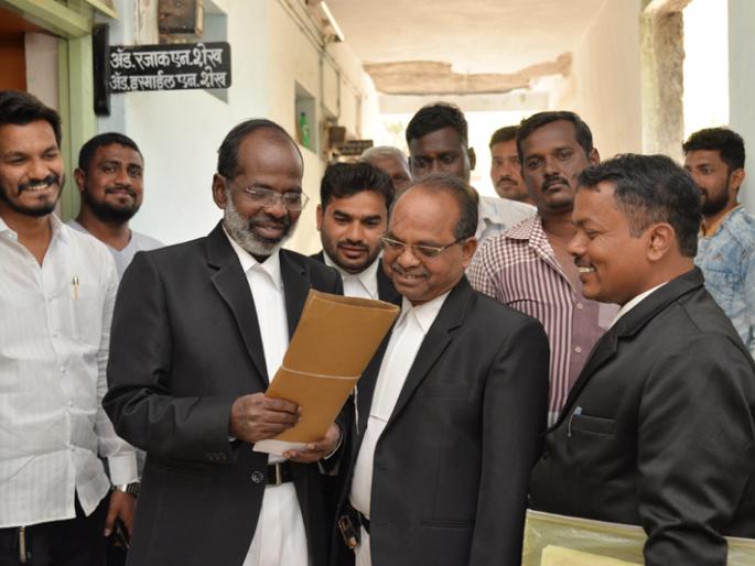 Razzaq lawyers in Solapur won the life sentence in the court of the court | नियतीच्या न्यायालयात सोलापुरातील रजाक वकिलांनी जिंकला आयुष्याचा खटला