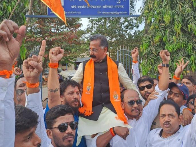 MLA Rajan Salvi was interrogated for five and a half hours; The Shiv Sainiks cheered as soon as they came out of the bribery office | राजन साळवी यांची साडे पाच तास चौकशी; लाच लुचपत कार्यालयाच्या बाहेर येताच शिवसैनिकांनी एकच जल्लोष MLA Rajan Salvi was interrogated for five and a half hours; The Shiv Sainiks cheered as soon as they came out of the bribery office | राजन साळवी यांची साडे पाच तास चौकशी; लाच लुचपत कार्यालयाच्या बाहेर येताच शिवसैनिकांनी एकच जल्लोष