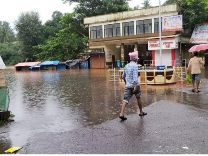 One was swept away in the flood of Arjuna in Rajapur | राजापुरात अर्जुनाच्या पुरात एकजण गेला वाहून, पुन्हा पूरसदृश्य स्थिती One was swept away in the flood of Arjuna in Rajapur | राजापुरात अर्जुनाच्या पुरात एकजण गेला वाहून, पुन्हा पूरसदृश्य स्थिती