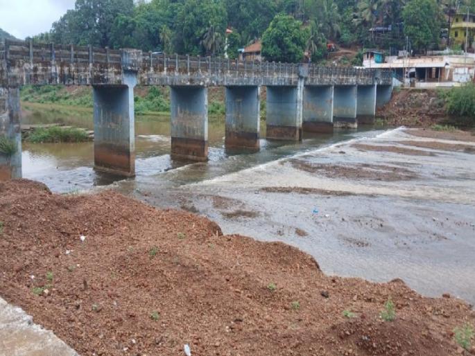 There is a risk of riverbank silt returning to the river in Rajapur | Ratnagiri: राजापुरात नदीकाठचा गाळ पुन्हा नदीत जाण्याचा धोका There is a risk of riverbank silt returning to the river in Rajapur | Ratnagiri: राजापुरात नदीकाठचा गाळ पुन्हा नदीत जाण्याचा धोका