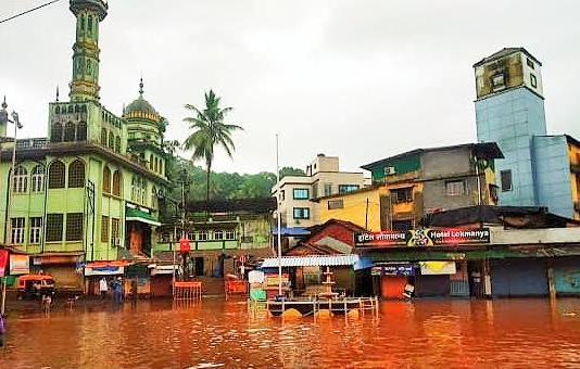 The city of Rajapur is surrounded by flood waters | राजापूर शहराला पुराच्या पाण्याचा वेढा The city of Rajapur is surrounded by flood waters | राजापूर शहराला पुराच्या पाण्याचा वेढा