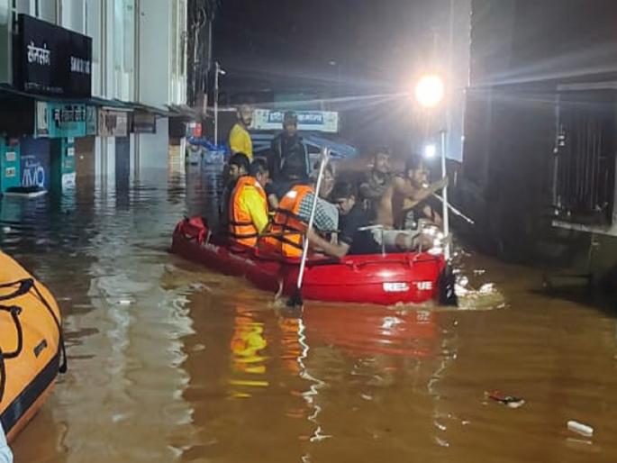 56 people trapped in flood in Rajapur were pulled out | दिलासा! राजापुरात पुरात अडकलेल्या ५६ लोकांना काढले बाहेर 56 people trapped in flood in Rajapur were pulled out | दिलासा! राजापुरात पुरात अडकलेल्या ५६ लोकांना काढले बाहेर