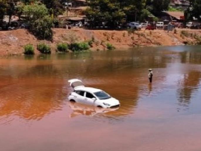 As the cars floated in Rajapur on the second day, the municipal council administration's neglect | Ratnagiri: राजापुरात दुसऱ्या दिवशीही गाड्या तरंगत्याच, नगरपरिषद प्रशासनाचे दुर्लक्ष As the cars floated in Rajapur on the second day, the municipal council administration's neglect | Ratnagiri: राजापुरात दुसऱ्या दिवशीही गाड्या तरंगत्याच, नगरपरिषद प्रशासनाचे दुर्लक्ष