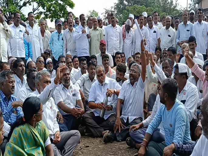 For that price demand Workers of Swabhimani along with Raju Shetty protest against Rajarambapu factory | Sangli: ‘स्वाभिमानी’च्या कार्यकर्त्यांनी राजारामबापू कारखान्याच्या गव्हाणीत मारल्या उड्या For that price demand Workers of Swabhimani along with Raju Shetty protest against Rajarambapu factory | Sangli: ‘स्वाभिमानी’च्या कार्यकर्त्यांनी राजारामबापू कारखान्याच्या गव्हाणीत मारल्या उड्या
